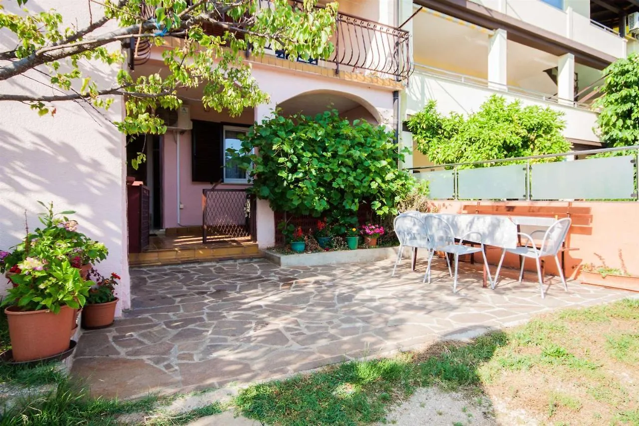 Apartments Dara Umag 3*,